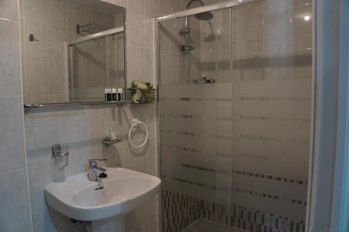 Hostal La Reserva - Housity