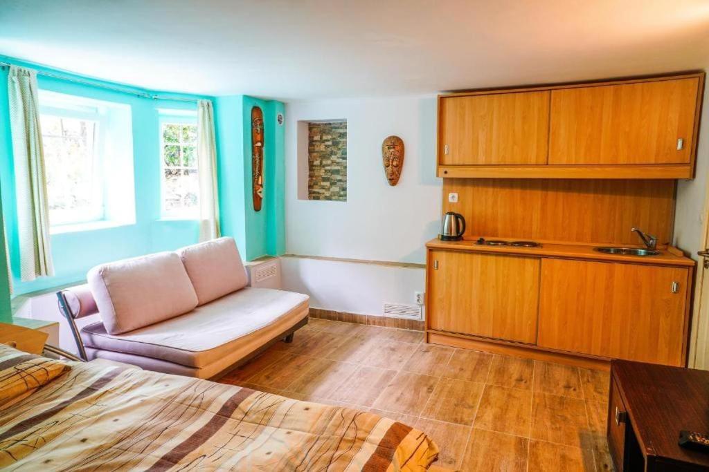 Top Center Studio 3 - Housity