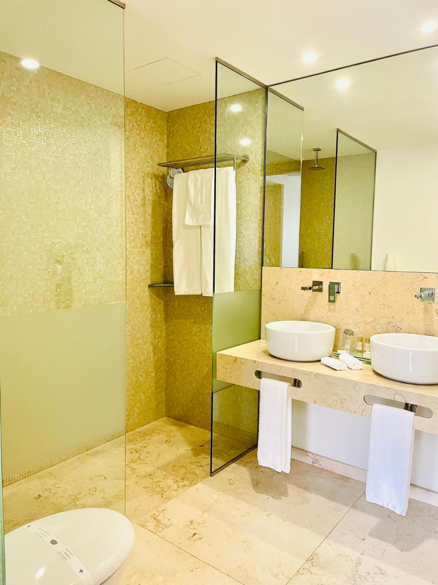 Uma casa de banho em Castelo Hotel