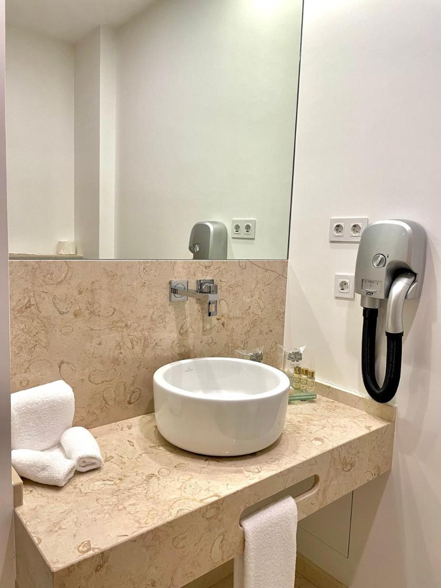 Uma casa de banho em Castelo Hotel