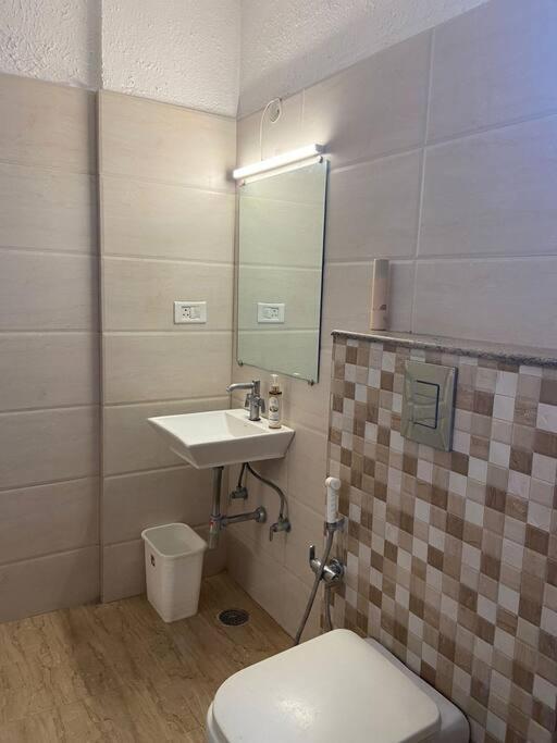 Brown cozy nook-classy 1 BHK in the heart of Mysuru - Housity