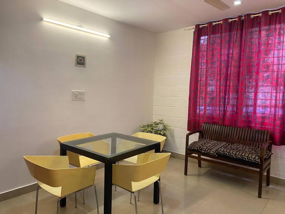 Brown cozy nook-classy 1 BHK in the heart of Mysuru - Housity