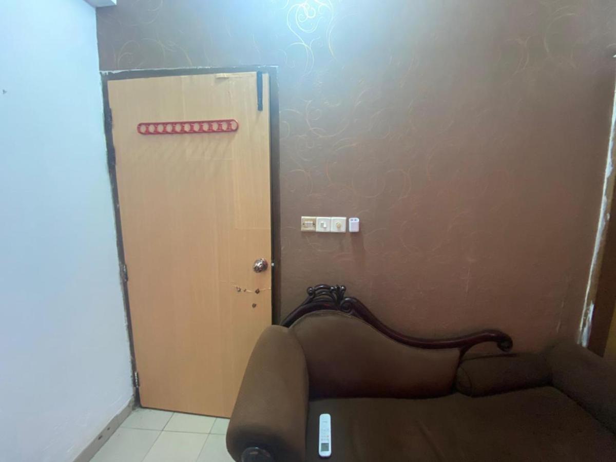 Cozy Red Velvete Room - Housity
