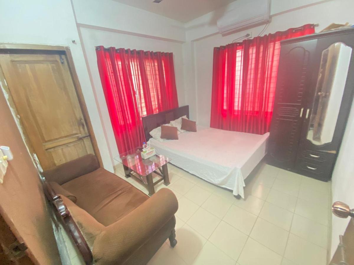 Cozy Red Velvete Room - Housity