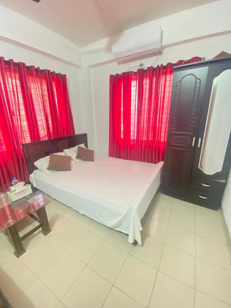 Cozy Red Velvete Room - Housity