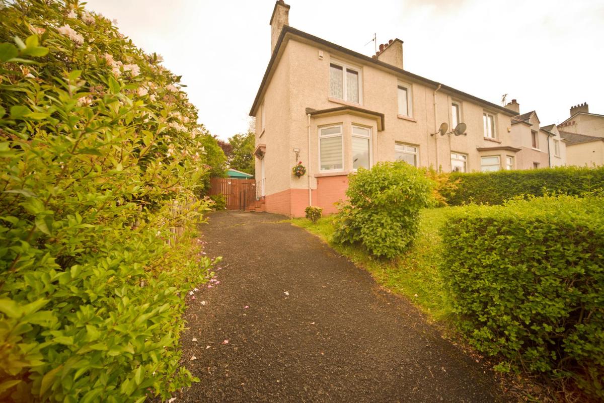 Balerno house, sleeps up to 8, huge garden - Housity