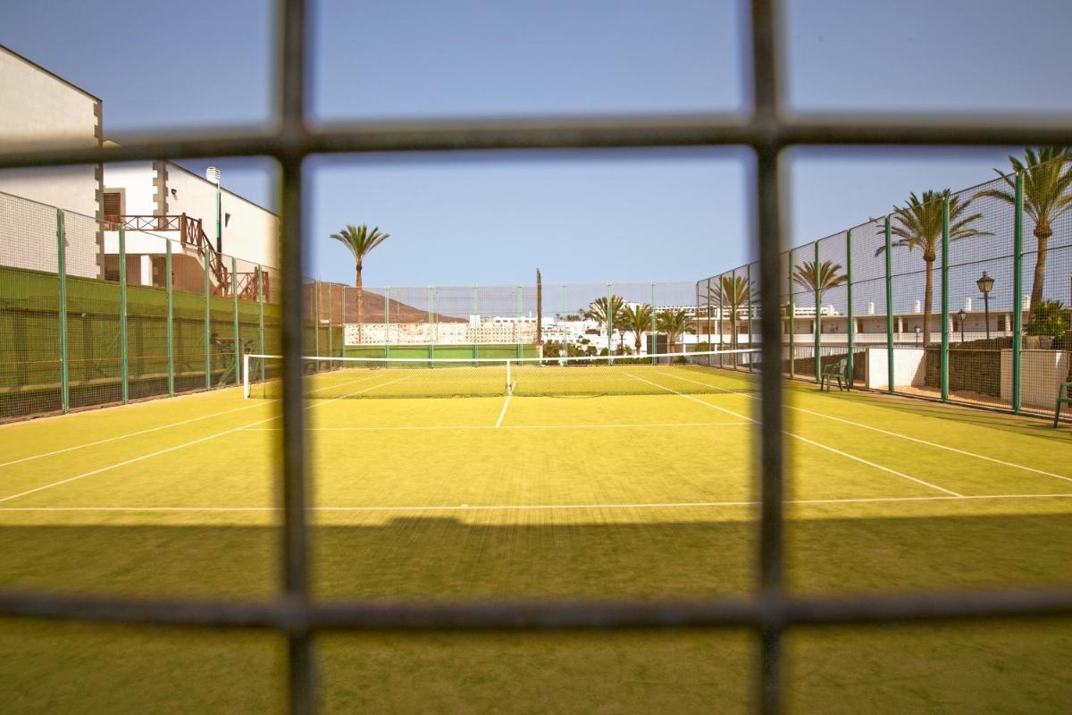 Instalaciones para jugar a tenis o squash en Hotel Mirador Papagayo by LIVVO o alrededores