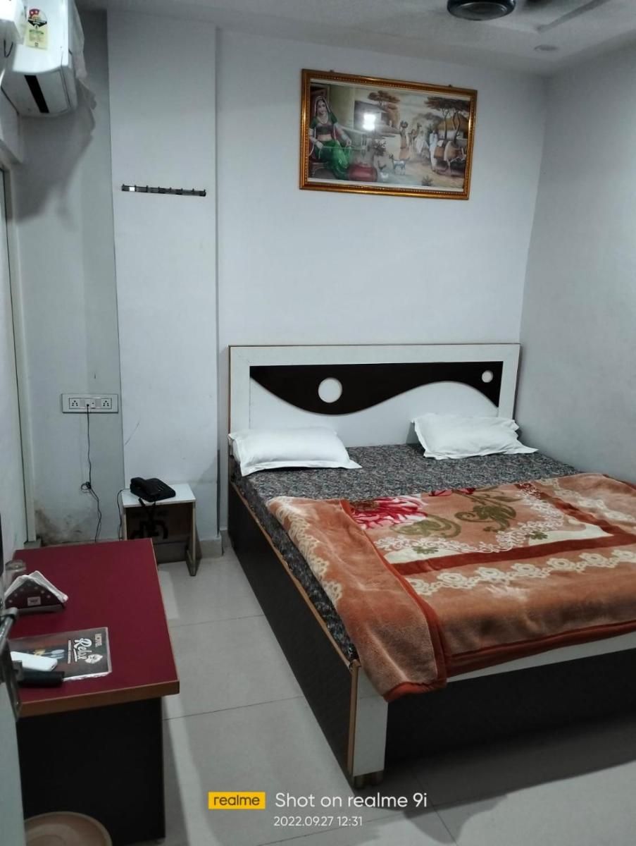 Hotel City Palace By WB Inn - Housity