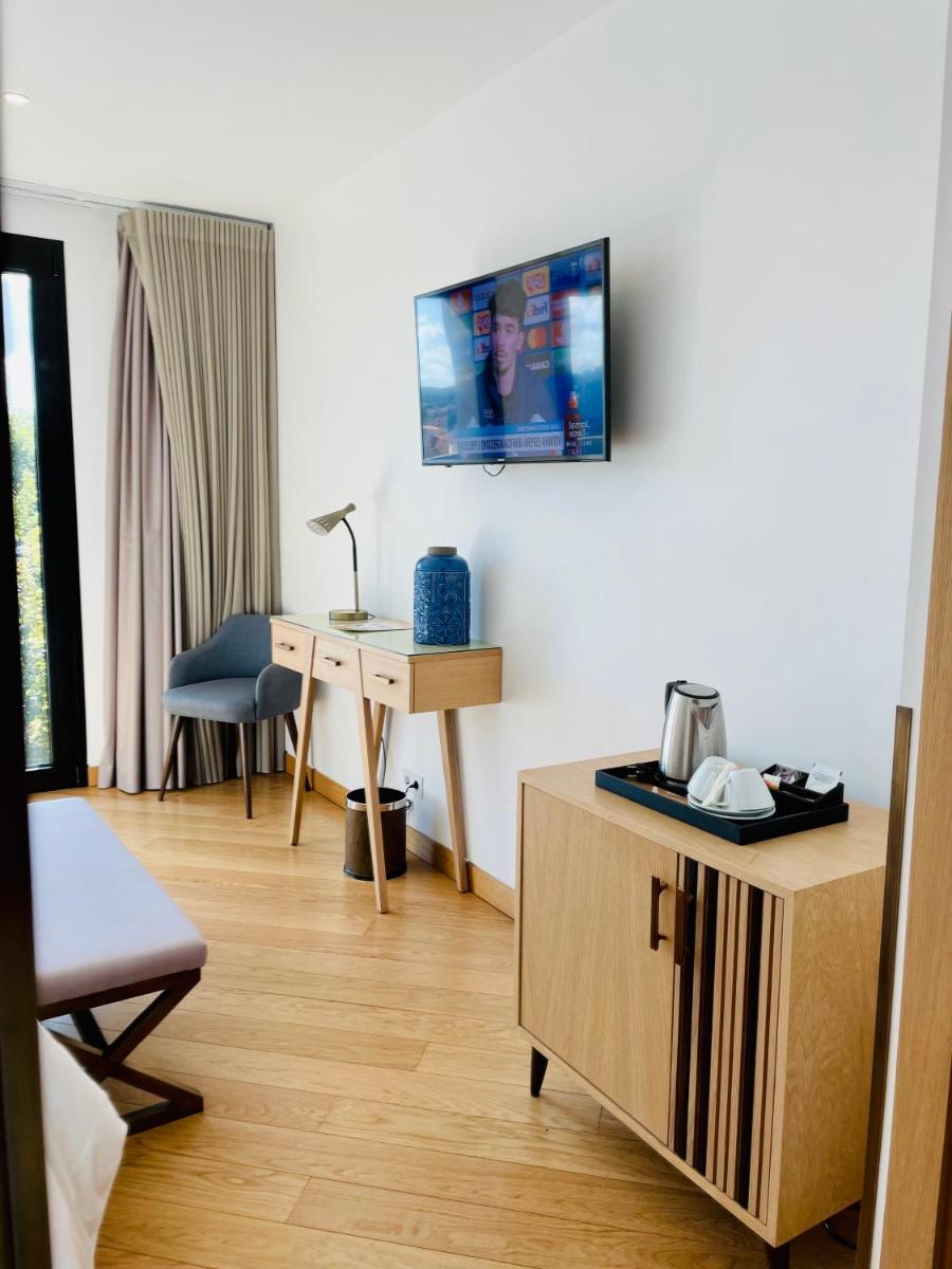Uma televisão e/ou sistema de entretenimento em Castelo Hotel