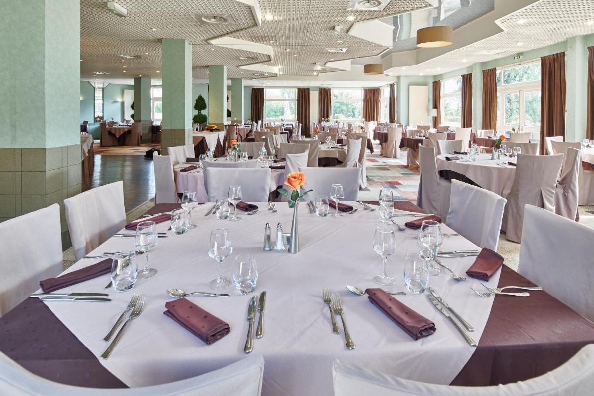 Restaurant ou autre lieu de restauration dans l'établissement Hotel *** & Spa Vacances Bleues Villa Marlioz