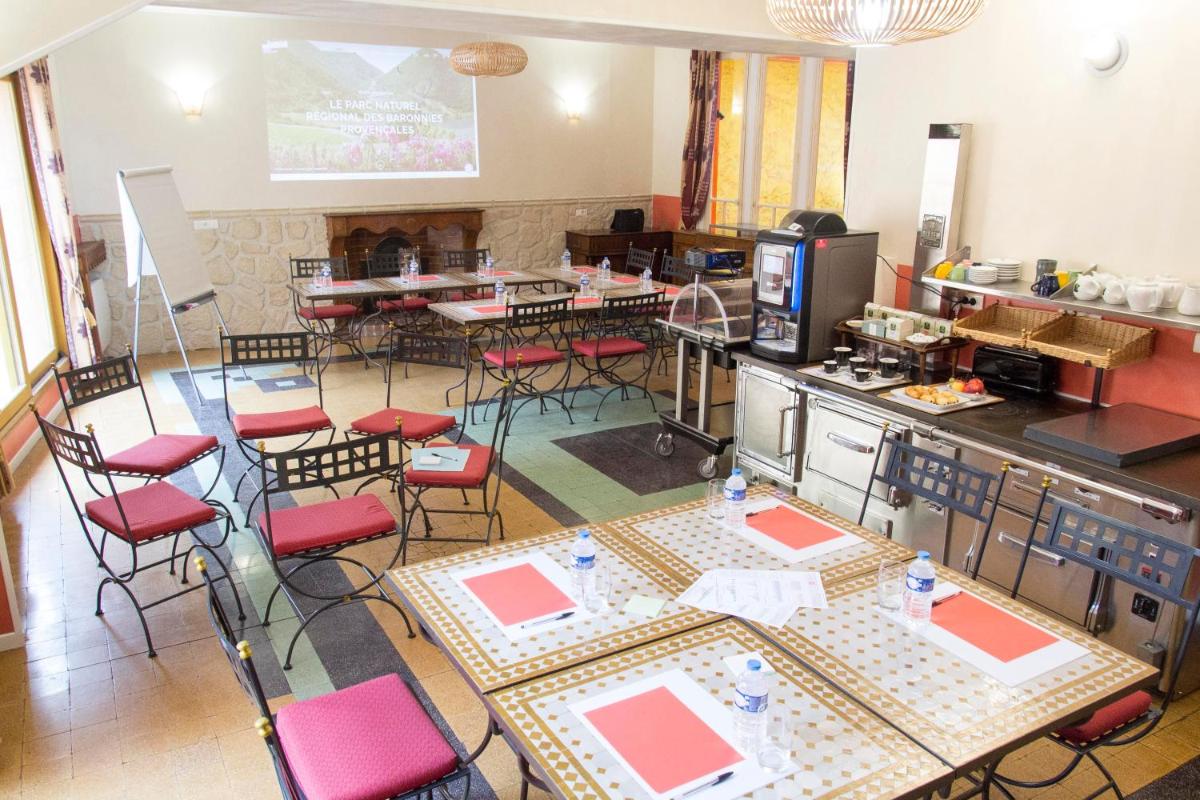 Coin salon dans l'établissement Les Arcades Le Lion D'or