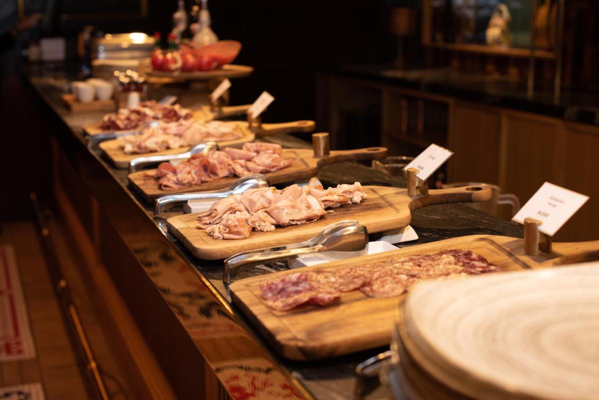 Comida en o cerca de este hotel