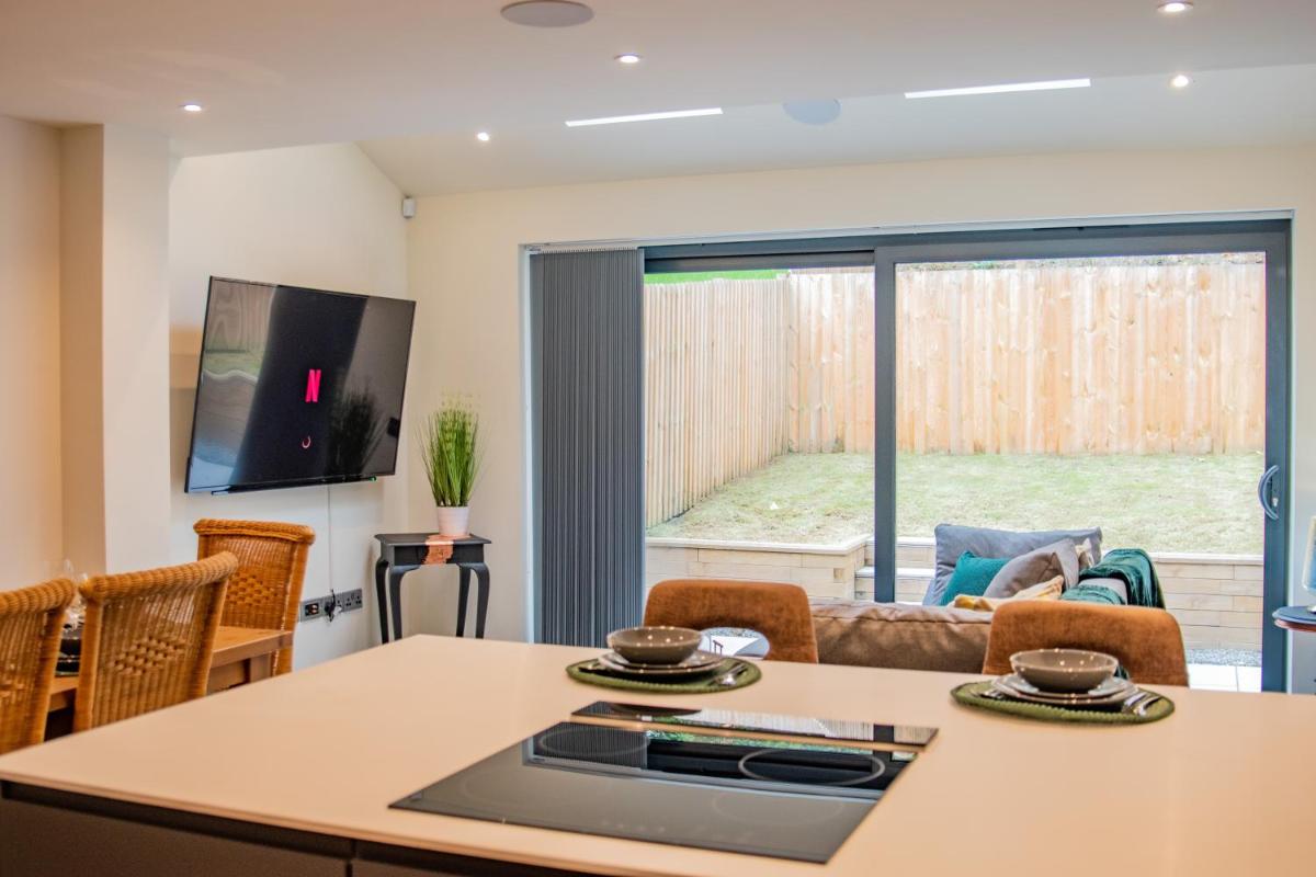 BV Comfy Spacious 3 Bedroom TownHouse At One Cliff Oak Leeds Perfect For Contractors - Housity