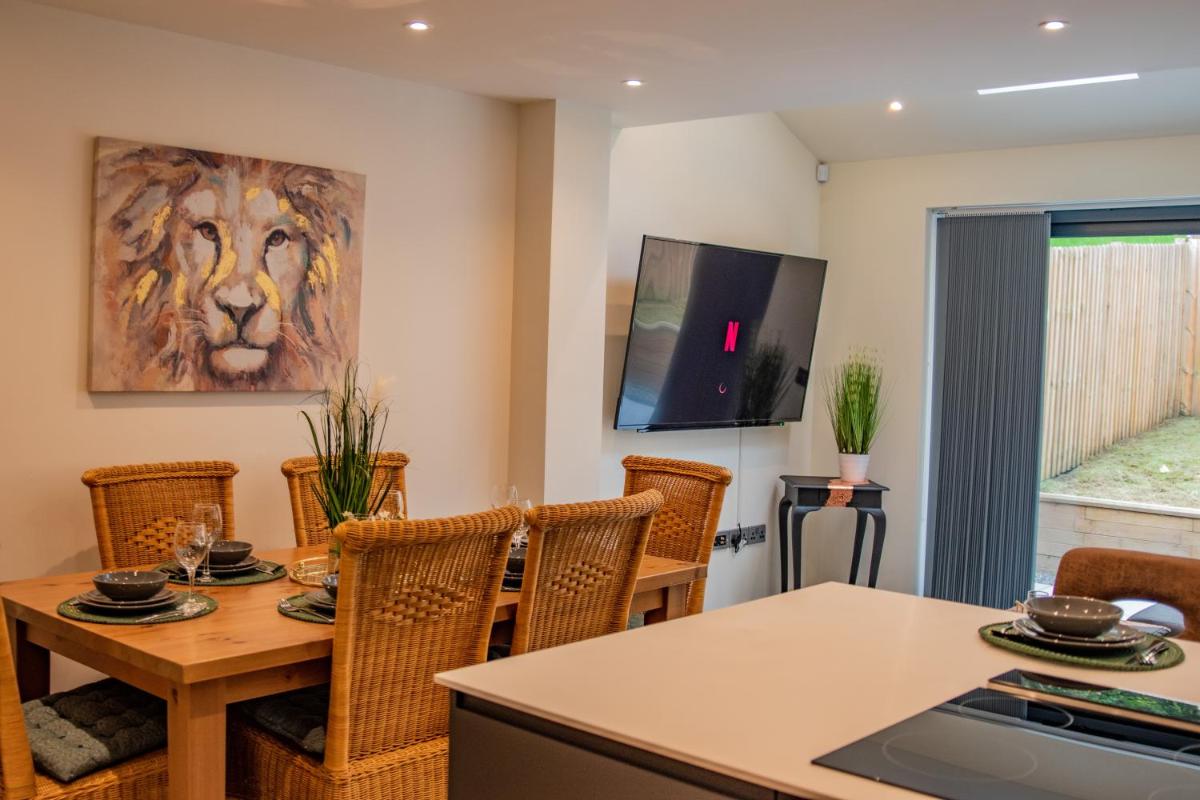 BV Comfy Spacious 3 Bedroom TownHouse At One Cliff Oak Leeds Perfect For Contractors - Housity