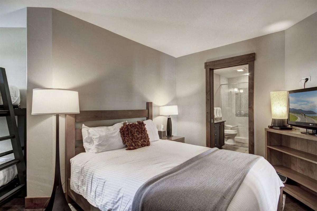 Luxury 3 Bedroom Ski In, Ski Out One Ski Hill Residence Located At The Base Of Peak 8 With Hot Tub Access - Housity