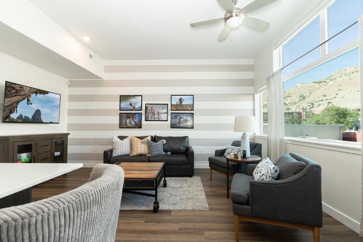 Apartments Close to Downtown, Conventions, Airport, Mountains, Shopping - Housity