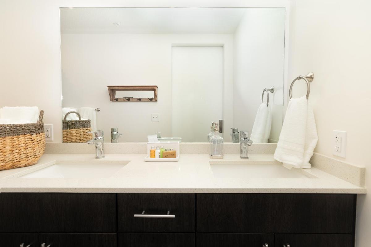 Apartments Close to Downtown, Conventions, Airport, Mountains, Shopping - Housity