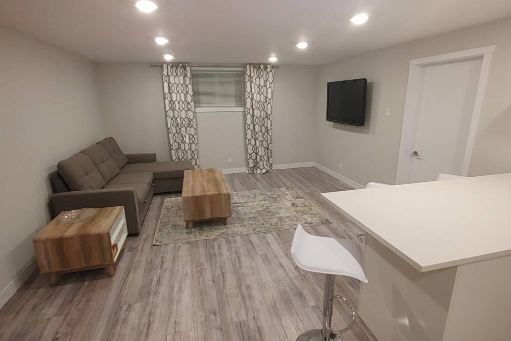 Beautiful 2 bedroom + office basement suite - Hizvo