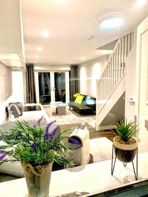 Centrally situated house plus private parking - Housity