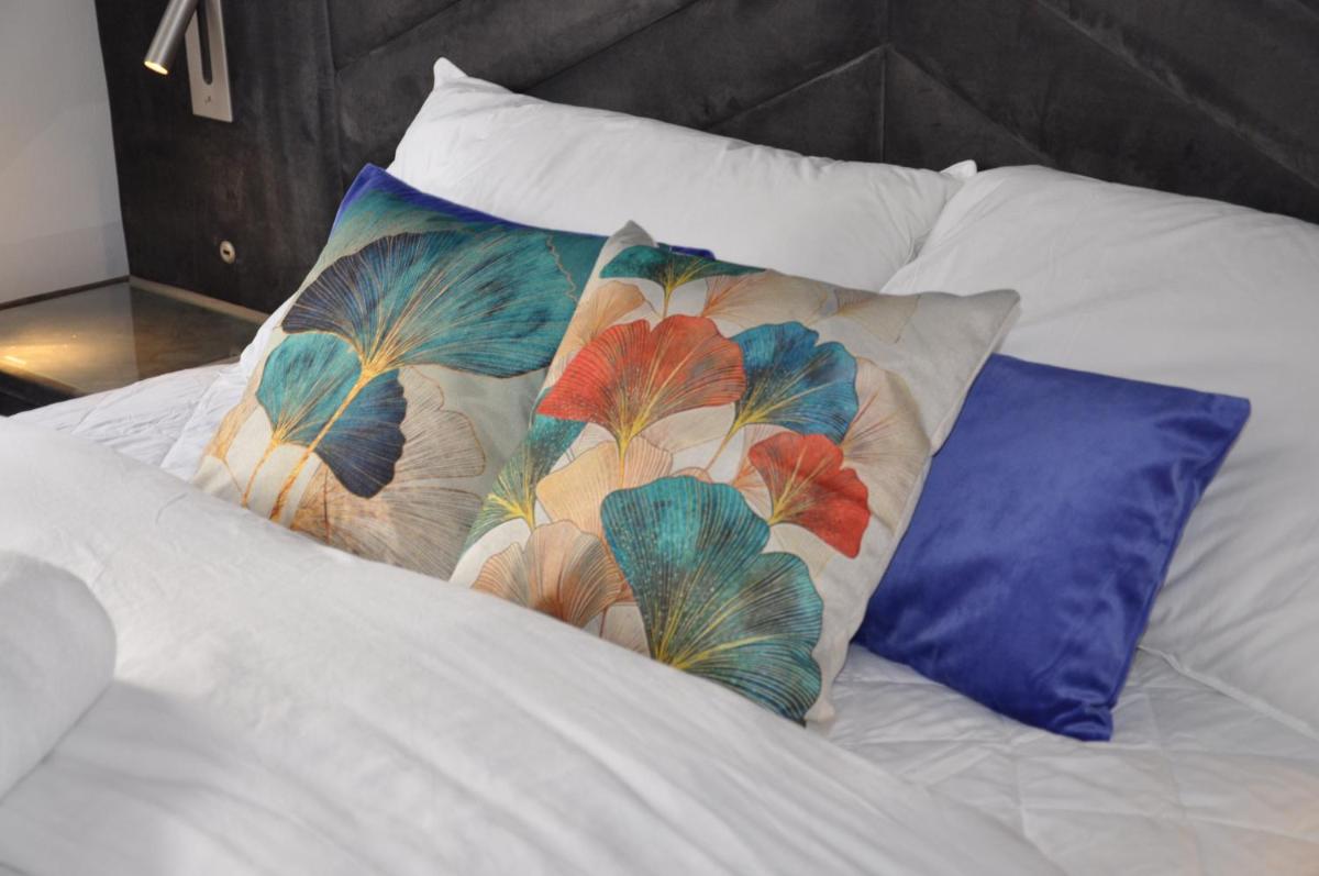 Luxury Studio- MK central- 5 MINS DRIVE TO TRAIN STATION-DIRECT TRAINS TO LONDON, BIRMINGHAM - Housity