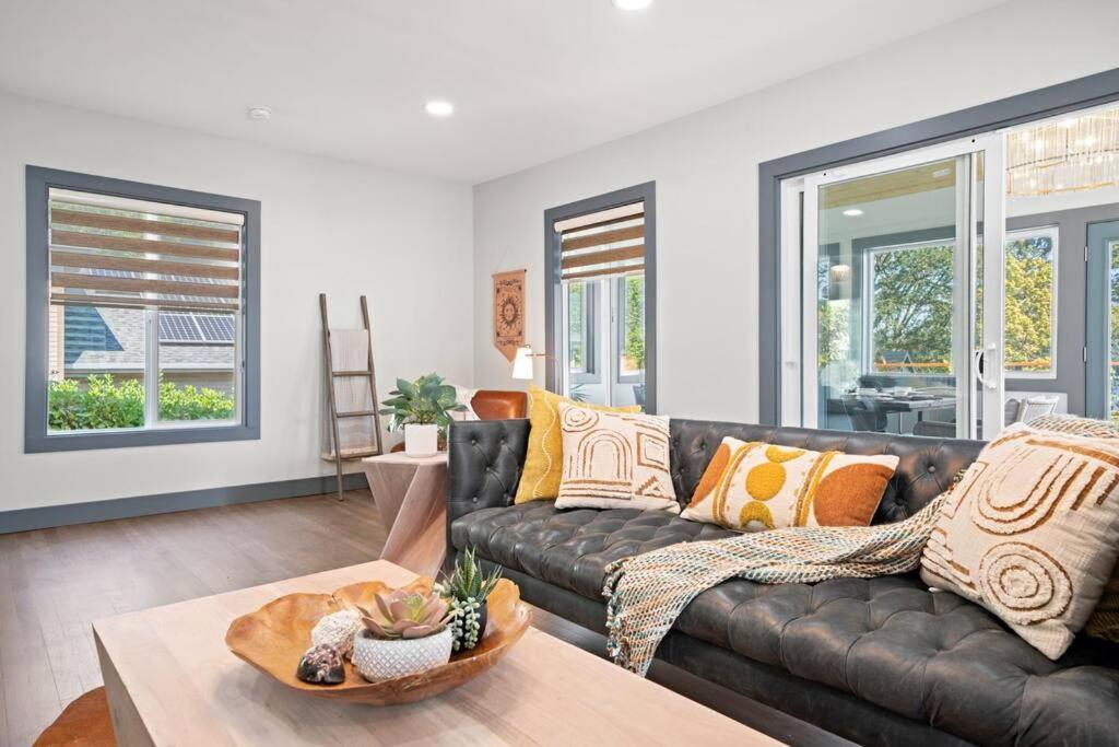Casa Cielo NEW! Steilacoom Lakefront Retreat - Housity