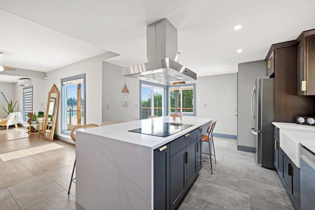 Casa Cielo NEW! Steilacoom Lakefront Retreat - Housity