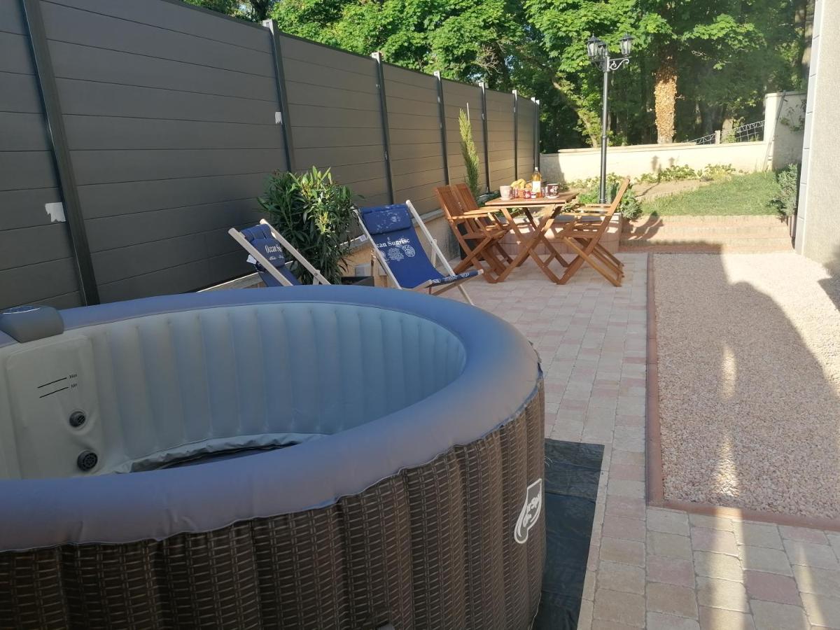 Charmant appartement T2 dans villa avec en supplément spa extérieur de mai à septembre - Housity
