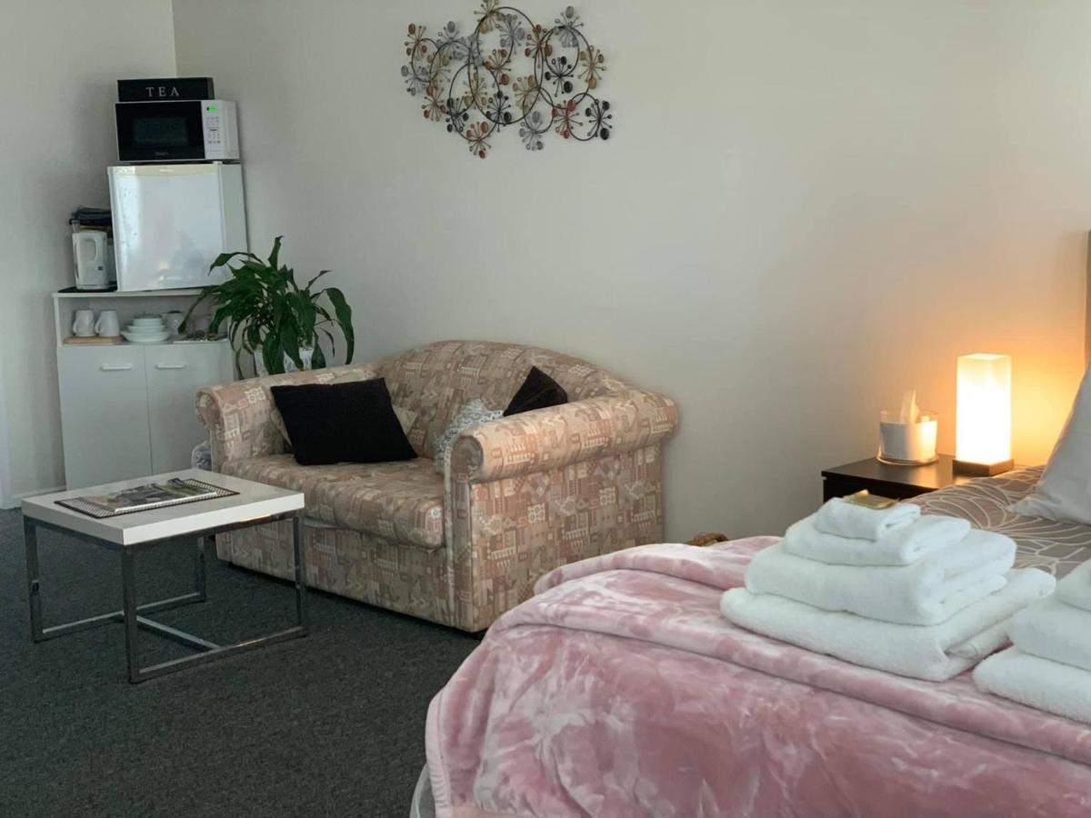 Large relaxing light filled room in Bowral - Housity