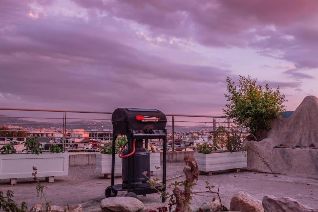 Deluxe οροφοδιαμέρισμα με υδρομασάζ κ' ταρατσόκηπο - Housity