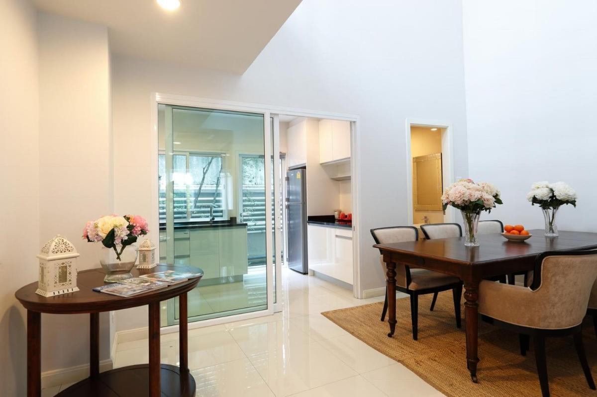Simply luxury entire house with lap pool, 3 bedrooms, full kitchen, all furnished, Sukhumvit 16 Asoke near Terminal 21 BTS - Housity