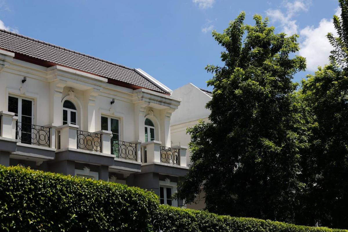 Simply luxury entire house with lap pool, 3 bedrooms, full kitchen, all furnished, Sukhumvit 16 Asoke near Terminal 21 BTS - Housity