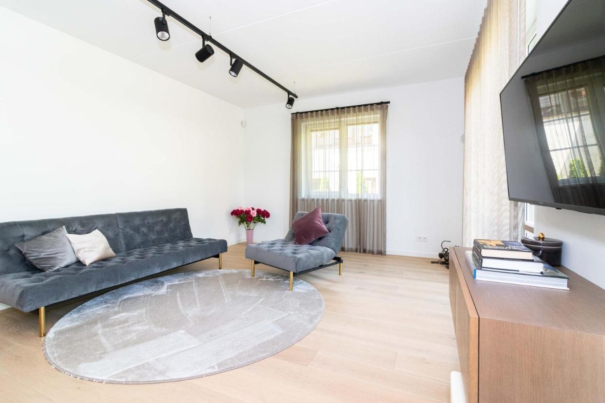 The Tourist 2BD/2BH APT, terrace+parking, by Cohost - Housity