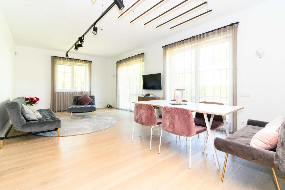 The Tourist 2BD/2BH APT, terrace+parking, by Cohost - Housity