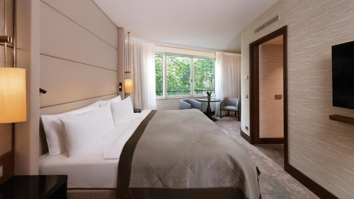 Ein Bett oder Betten in einem Zimmer der Unterkunft InterContinental Berlin by IHG