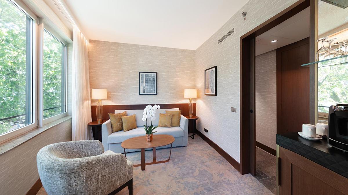 Ein Sitzbereich in der Unterkunft InterContinental Berlin by IHG