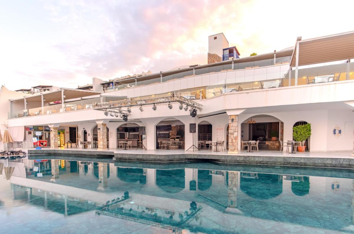 Forever Club - Adult Only - Housity