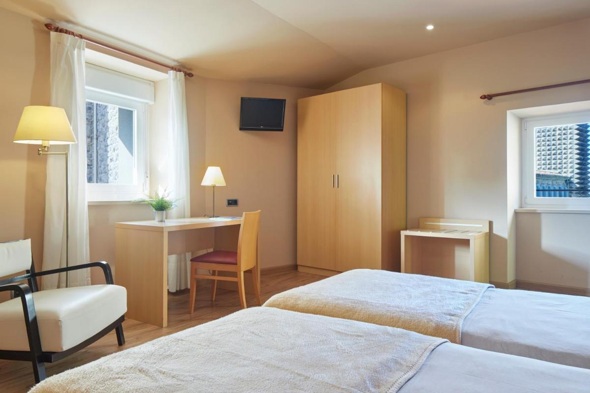 Cama o camas de una habitación en Iraipe Santuario de Arantzazu Hotel