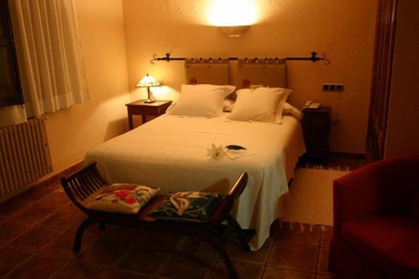 Un dormitorio con una cama blanca y una silla. en Hotel Golf Can Rafel, en Corbera de Llobregat 12 fotos más