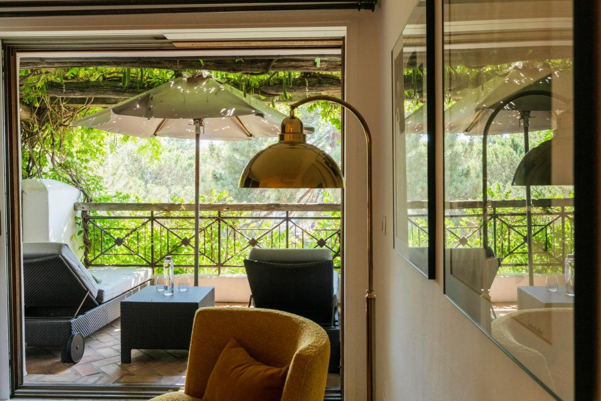 Coin salon dans l'établissement Grand Hôtel De Cala Rossa & Spa Nucca