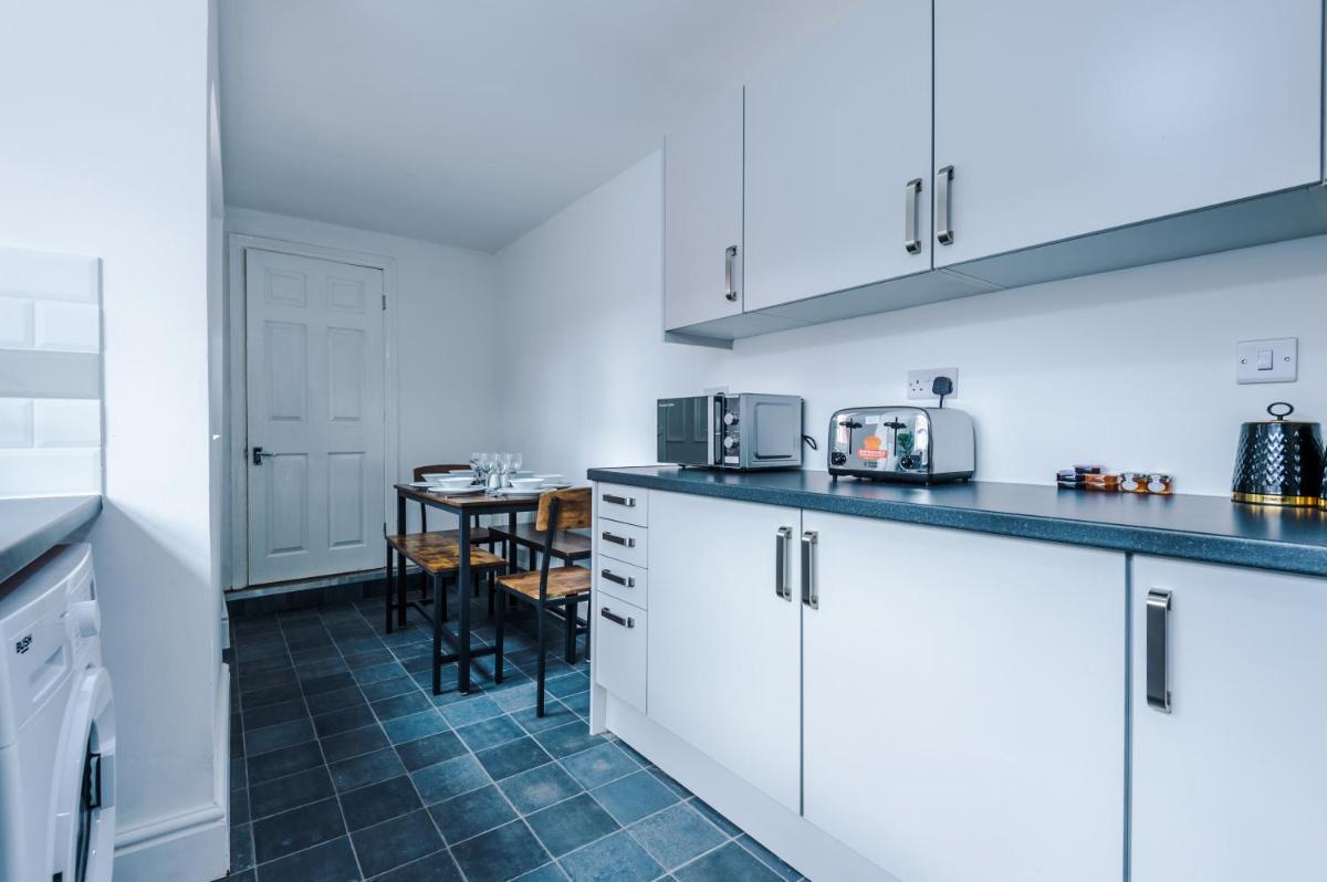 Three Bedroom Home With Free Parking - Housity