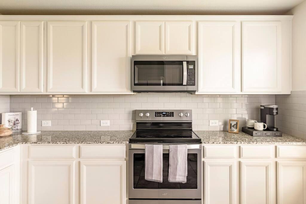 Sleeps 13! Spacious 4bd home with 2 living rooms - Housity