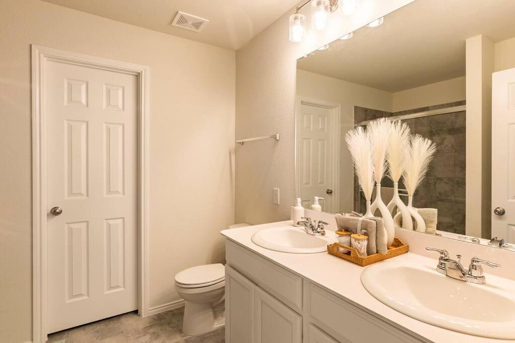 Sleeps 13! Spacious 4bd home with 2 living rooms - Housity