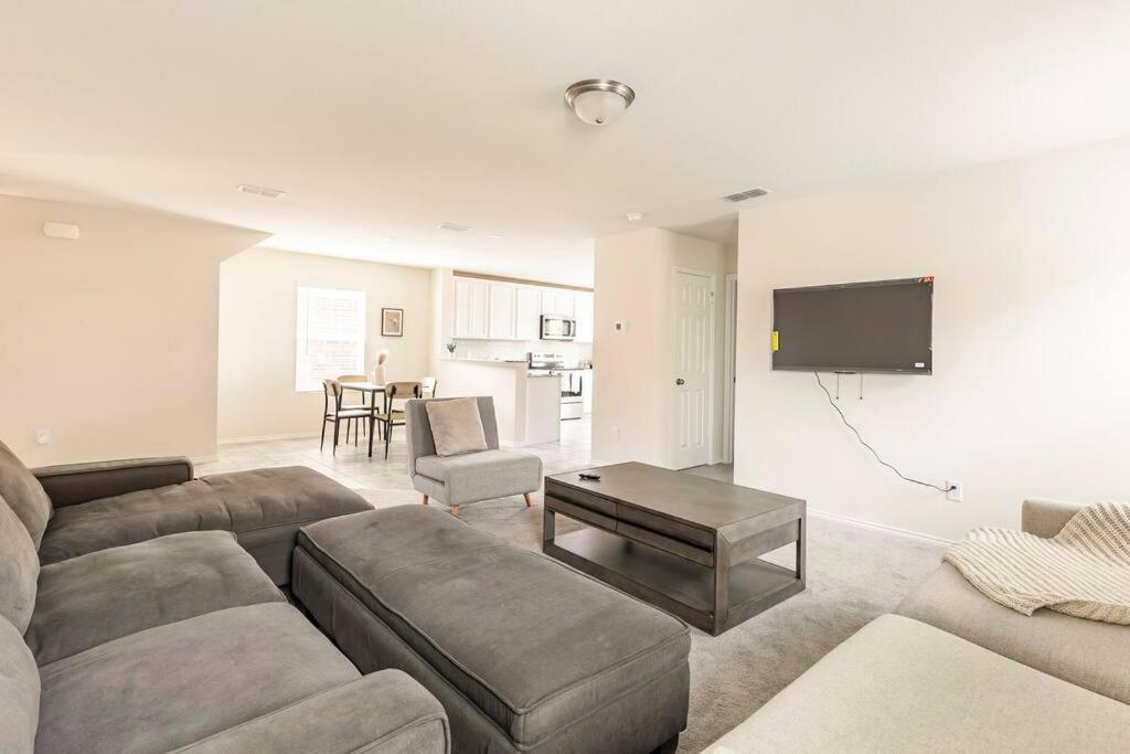 Sleeps 13! Spacious 4bd home with 2 living rooms - Housity