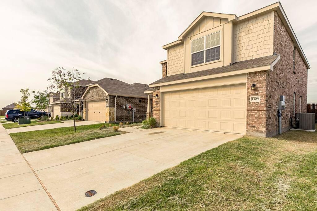 Sleeps 13! Spacious 4bd home with 2 living rooms - Housity