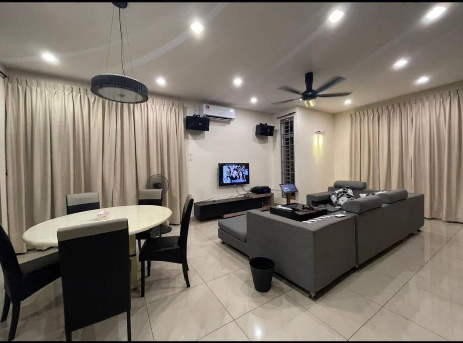 Suitetrails - 55 Cozy Home Mount Austin Eco Adda Setia Indah Daya