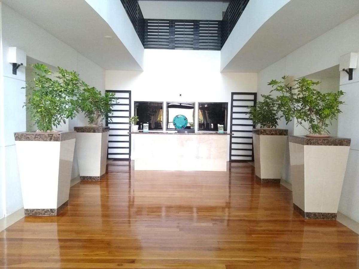 Beautiful two bedroom condo with parking and free wi-fi just a few steps from the beach - Housity