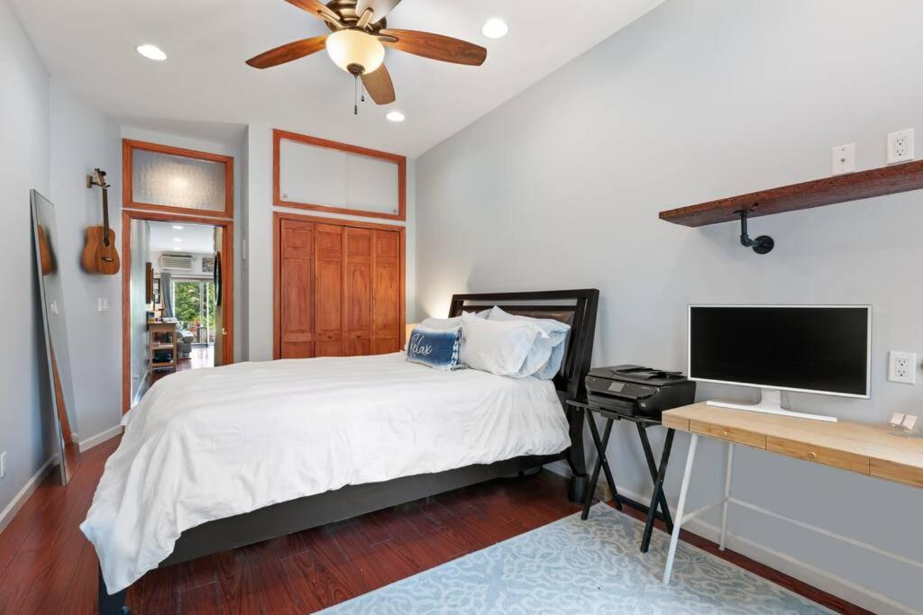 Williamsburg Condo w/ Private Backyard & Hot Tub - Housity
