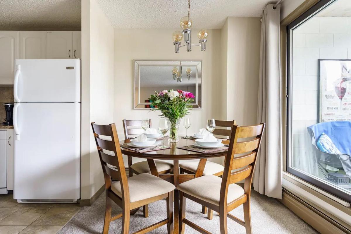 Entire Condo Downtown, walk to BMO & Stampede, Parking, 1,5 hrs to Banff - Housity