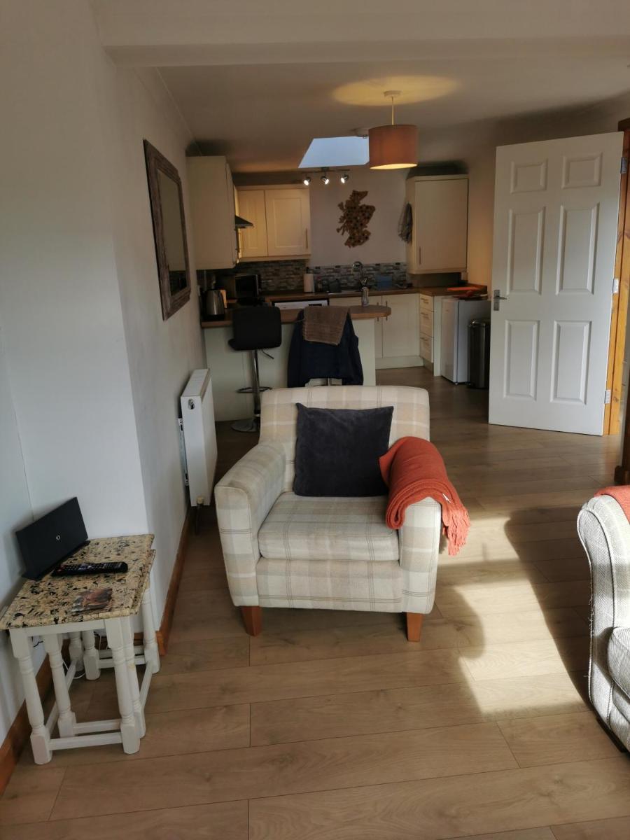 Little Red Kirriemuir - Housity