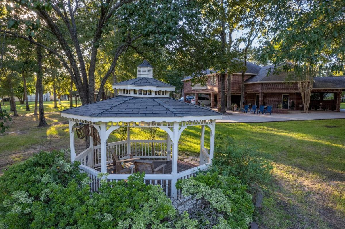 Relaxing Two-Bedroom Apartment or Studio on 13 Beautiful Wooded Acres In A Quiet Neighborhood - Housity